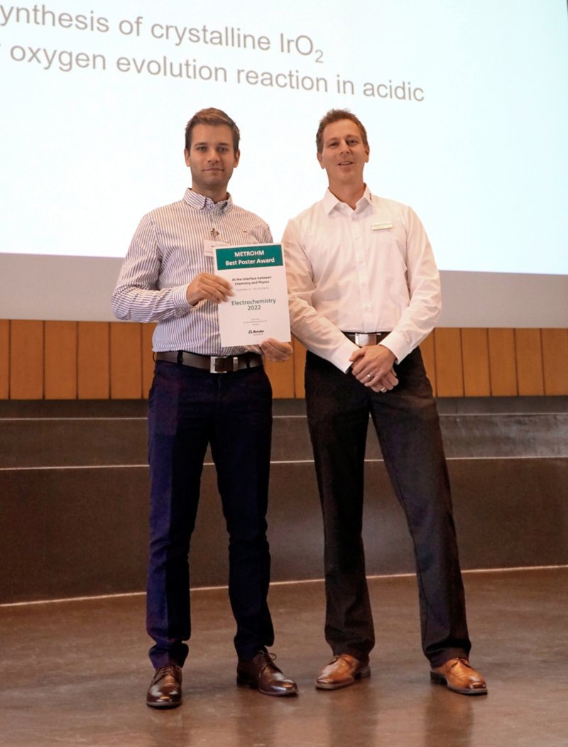 Marko Malinović 和 Sandro Haug（Deutsche METROHM GmbH & Co. KG）在 "电化学 2022 "杰出海报奖颁奖仪式上。